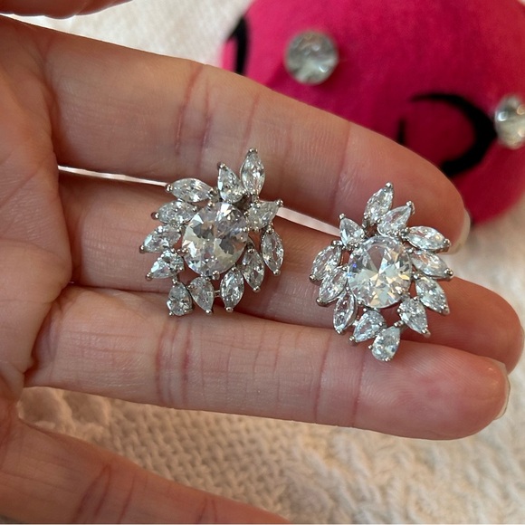 NWT Stunning Silver Diamond Cluster Stud Earrings - Picture 2 of 6